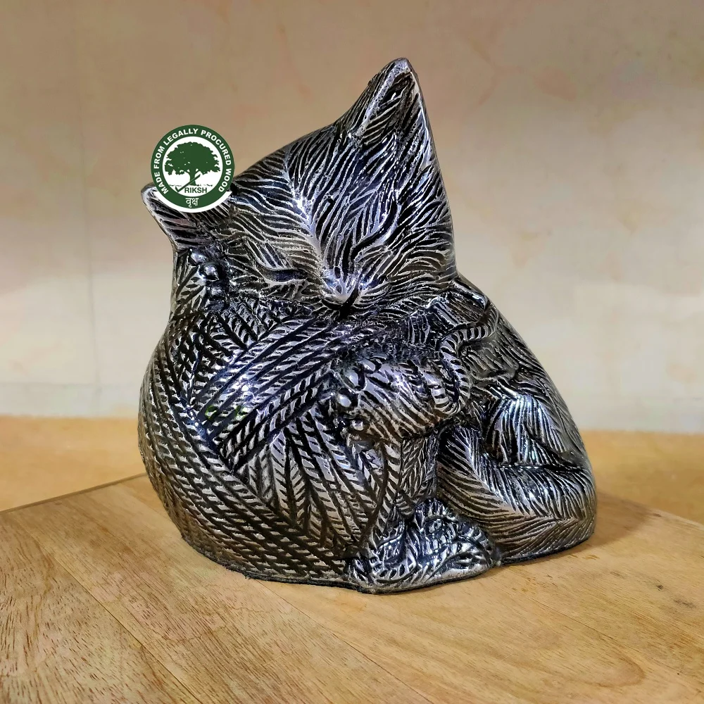 Оживленная латунная урна для кошек