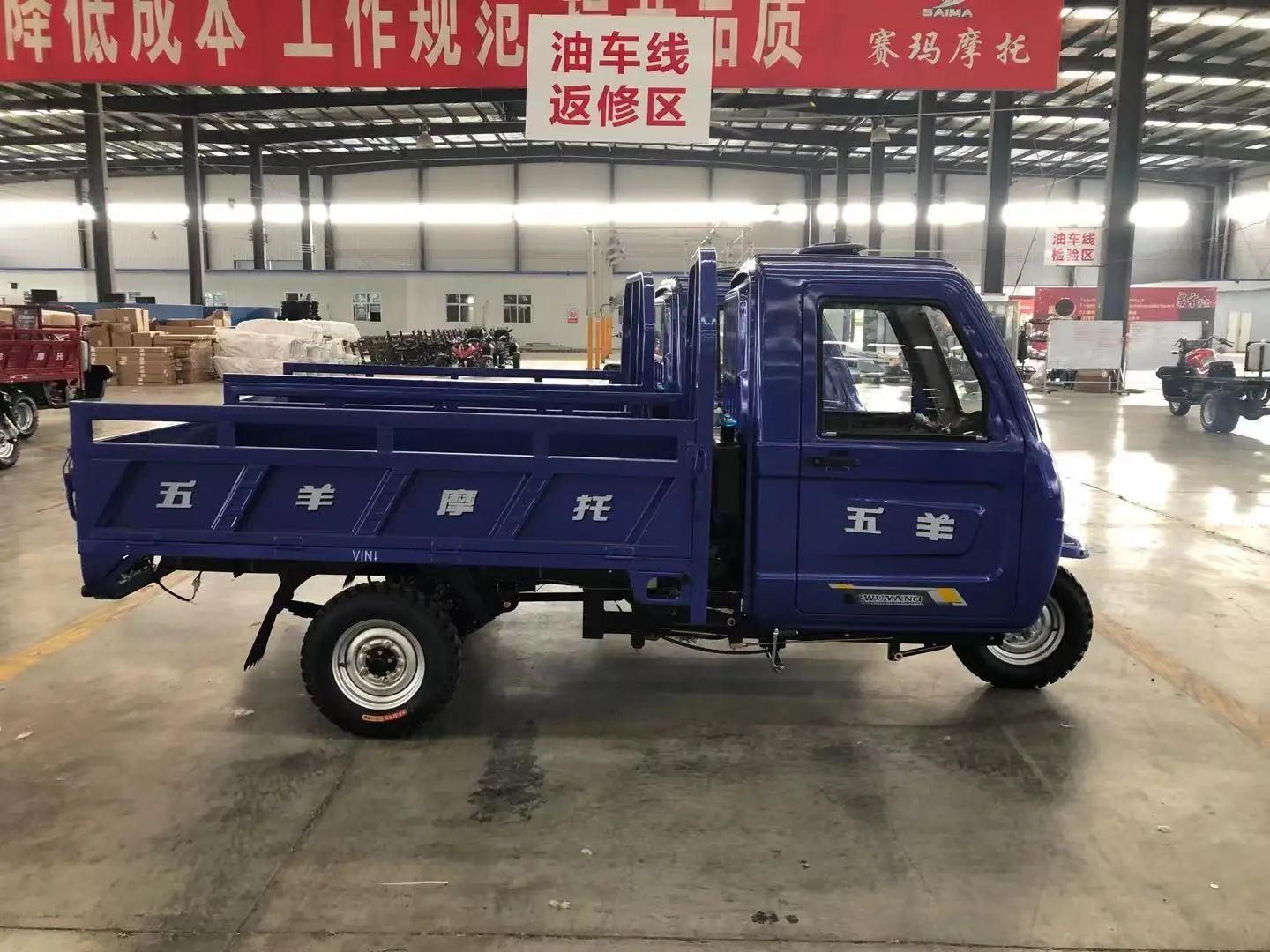 ChinaTop Quality 2t Heavy Loading Closed Cabin Steering Wheel Cargo Passenger Tricycle Enclosed Cabin Tricycle