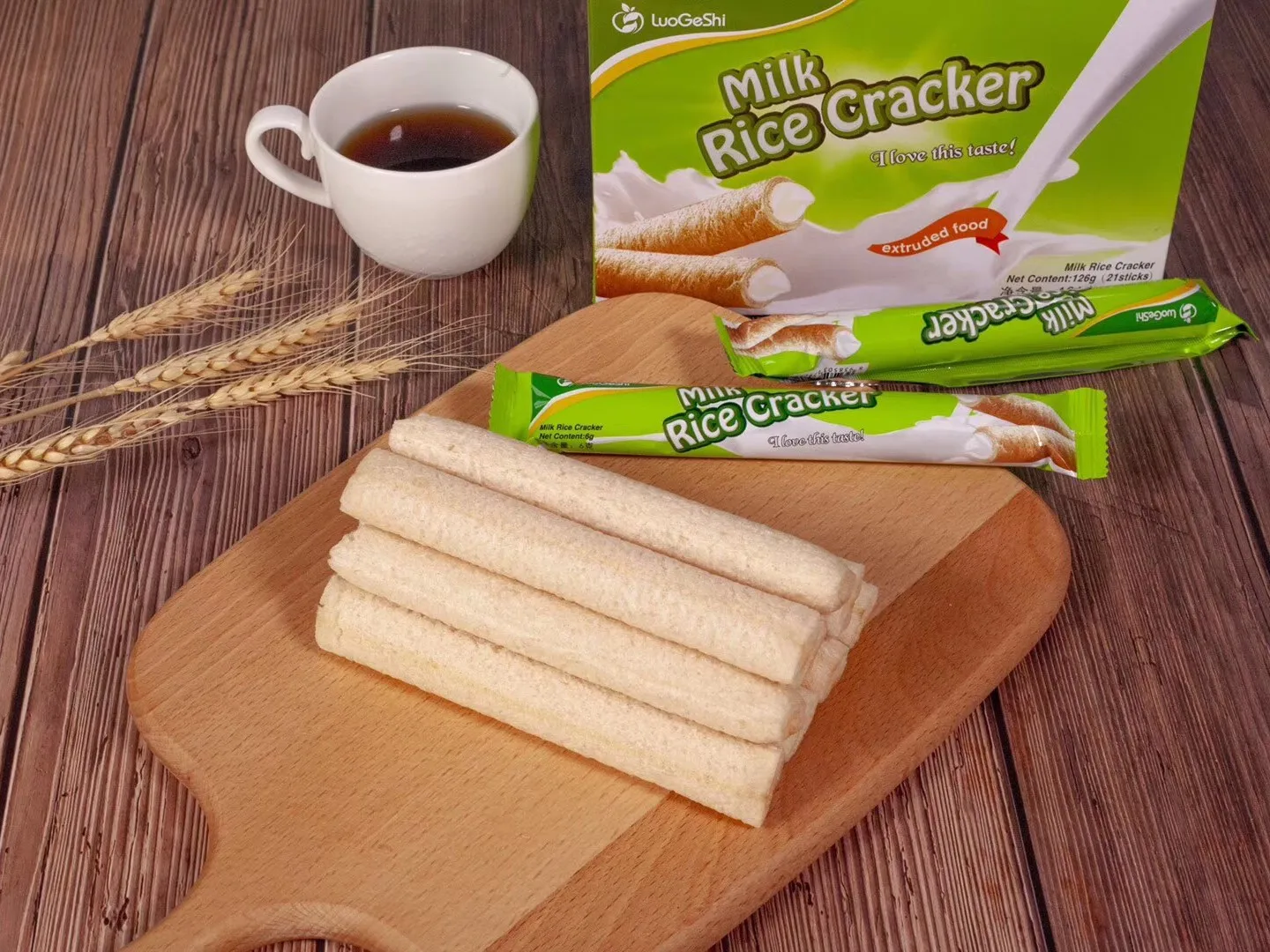 Top selling Good price Vietnam Factory Milk Puffed Rice Roll Cracker 40pcs per box