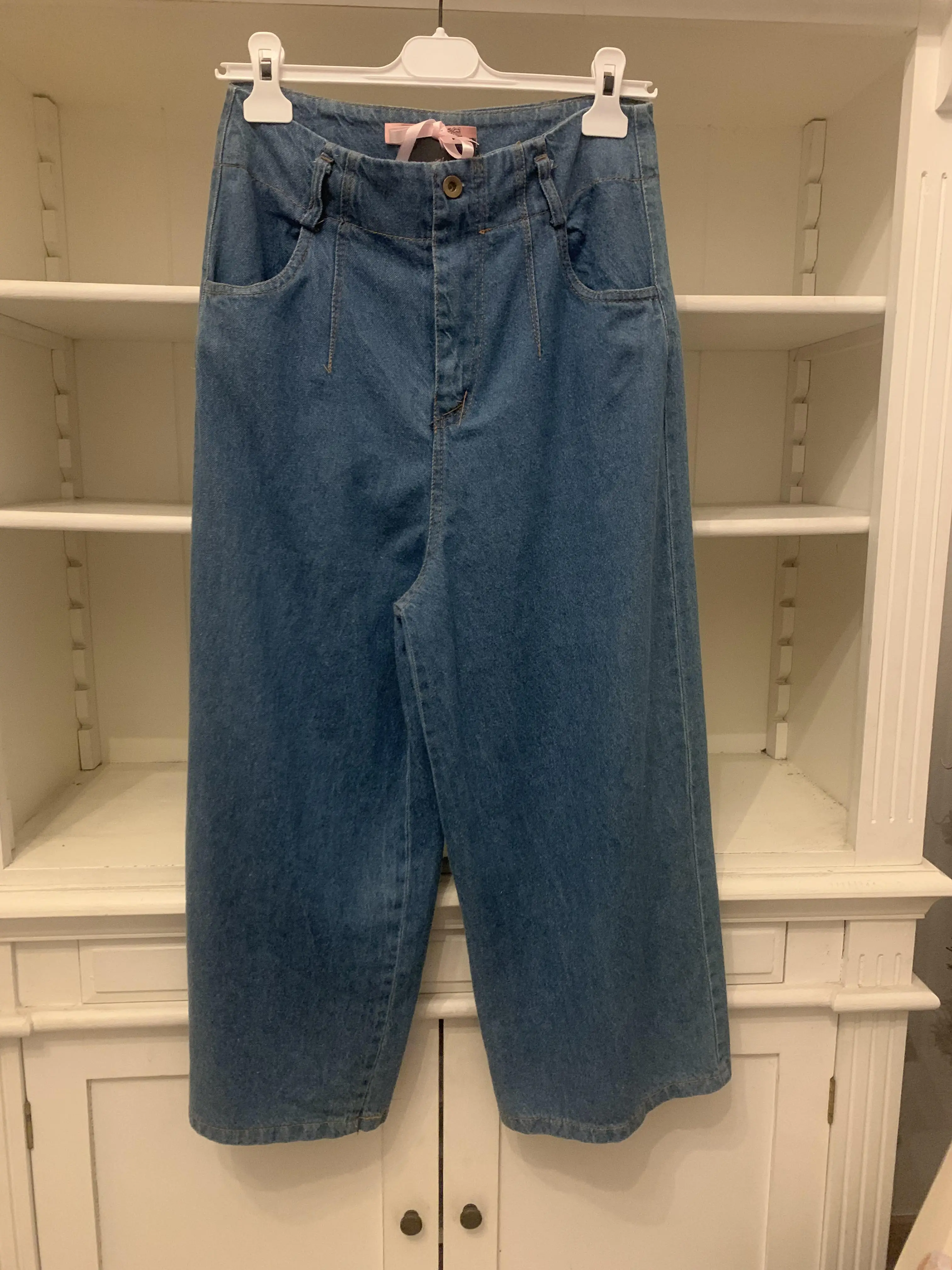 light jeans made in italy very feminine leg and bottom larfo high waist with contrasting stitching excellent quality