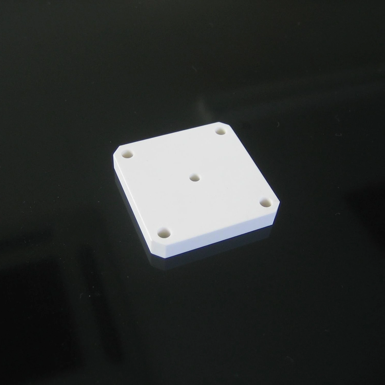 Machinable ceramics (ceramics with excellent machining characteristics) made in Japan