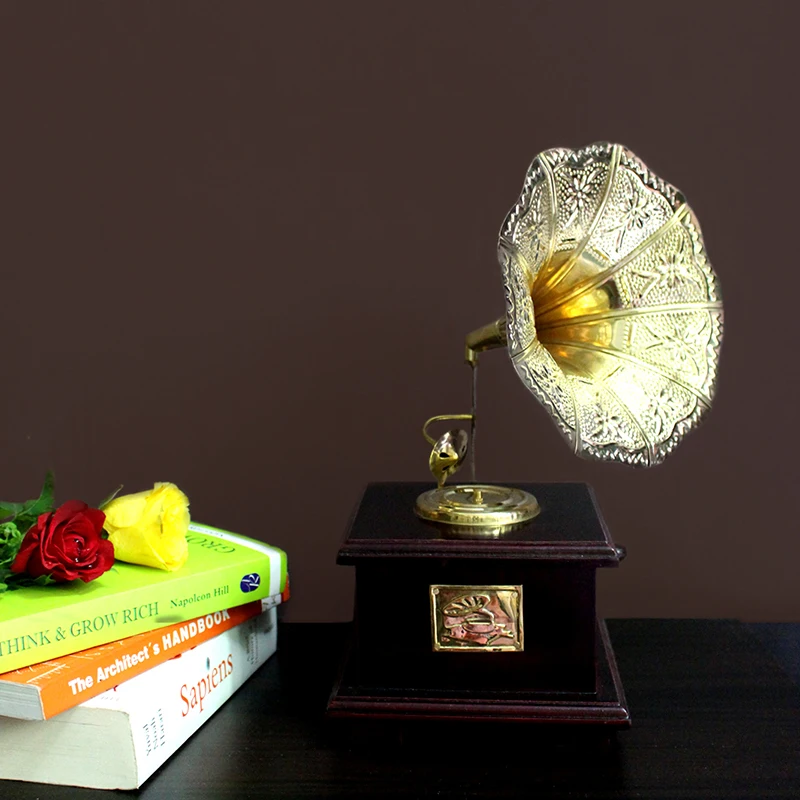 
 Винтажный граммофон в старинном стиле для украшения дома, ресторана, бара  