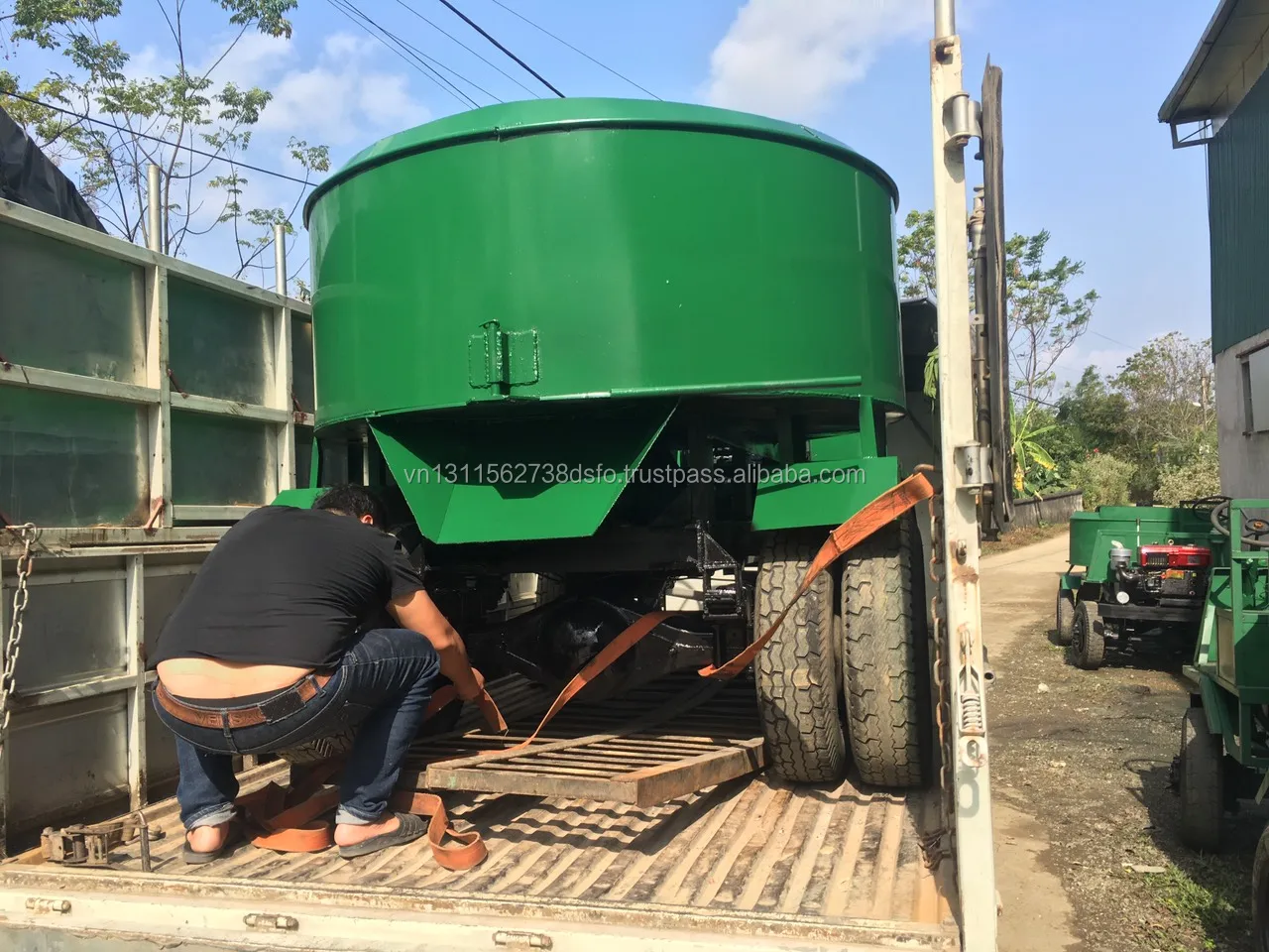 Self loading concrete mixer 1m3 drum capacity 1000Liter by 2 axles moving origin from Vietnam diesel engine model D30 power 30HP