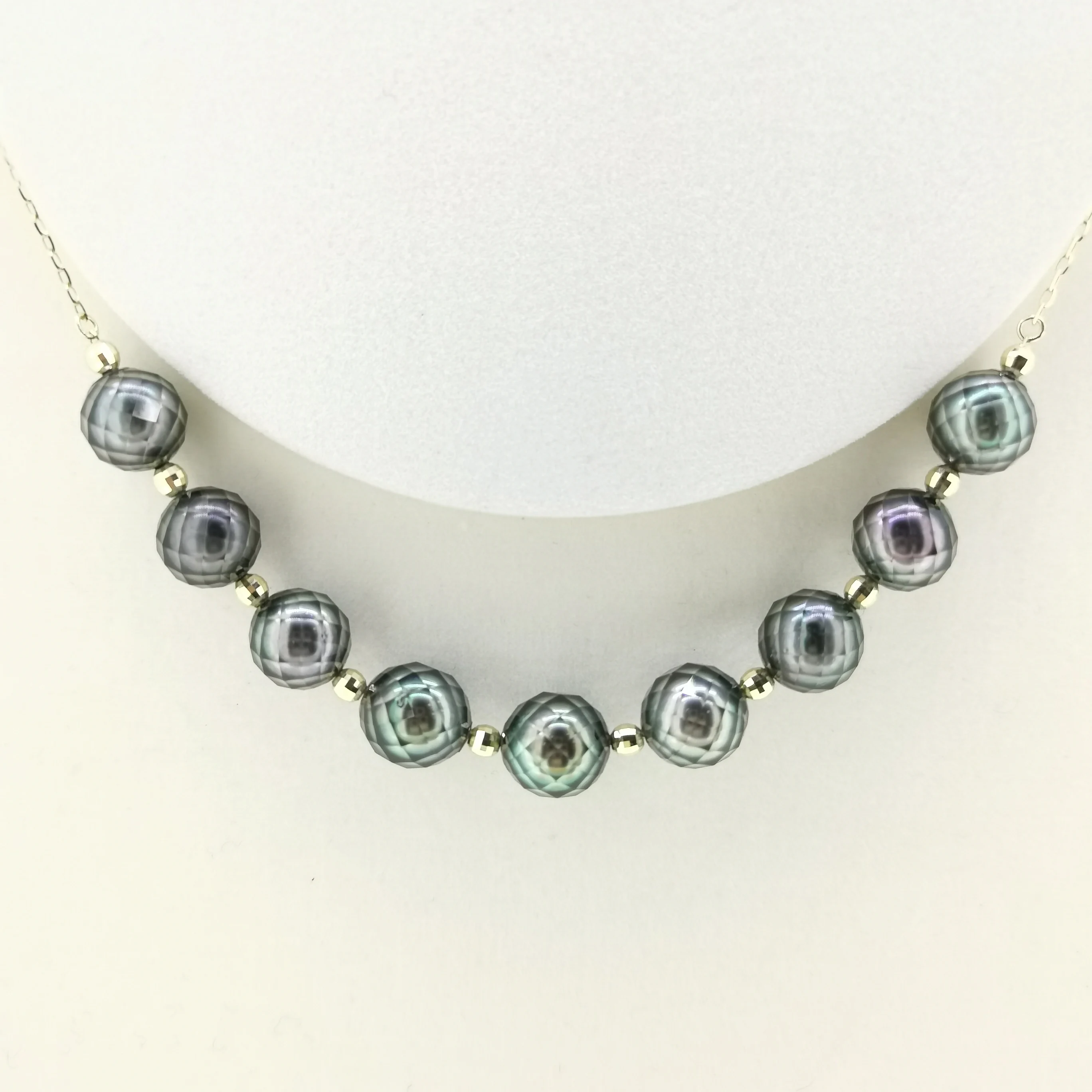 
18K gold chain with Black tahitian cut pearl necklace 