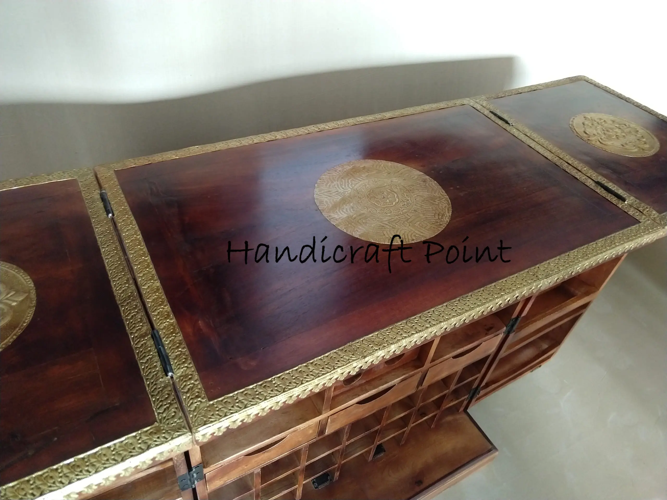 Stylish Antique Design Wooden Bar Cabinet