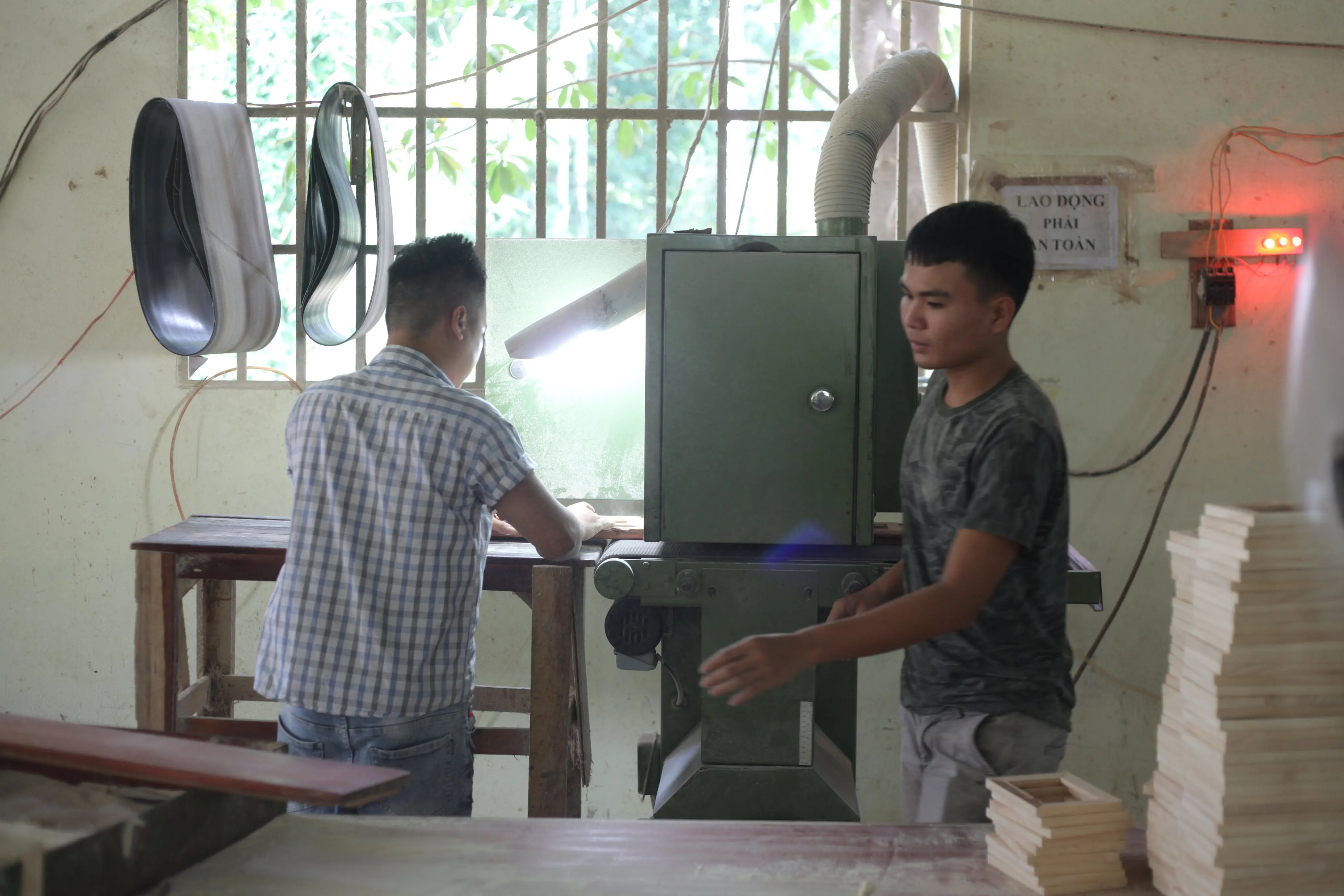 Vietnam Manufacturer Exporter Rubber Pine Dark White Light 30x40 13x18 Wood Picture Photo Frame