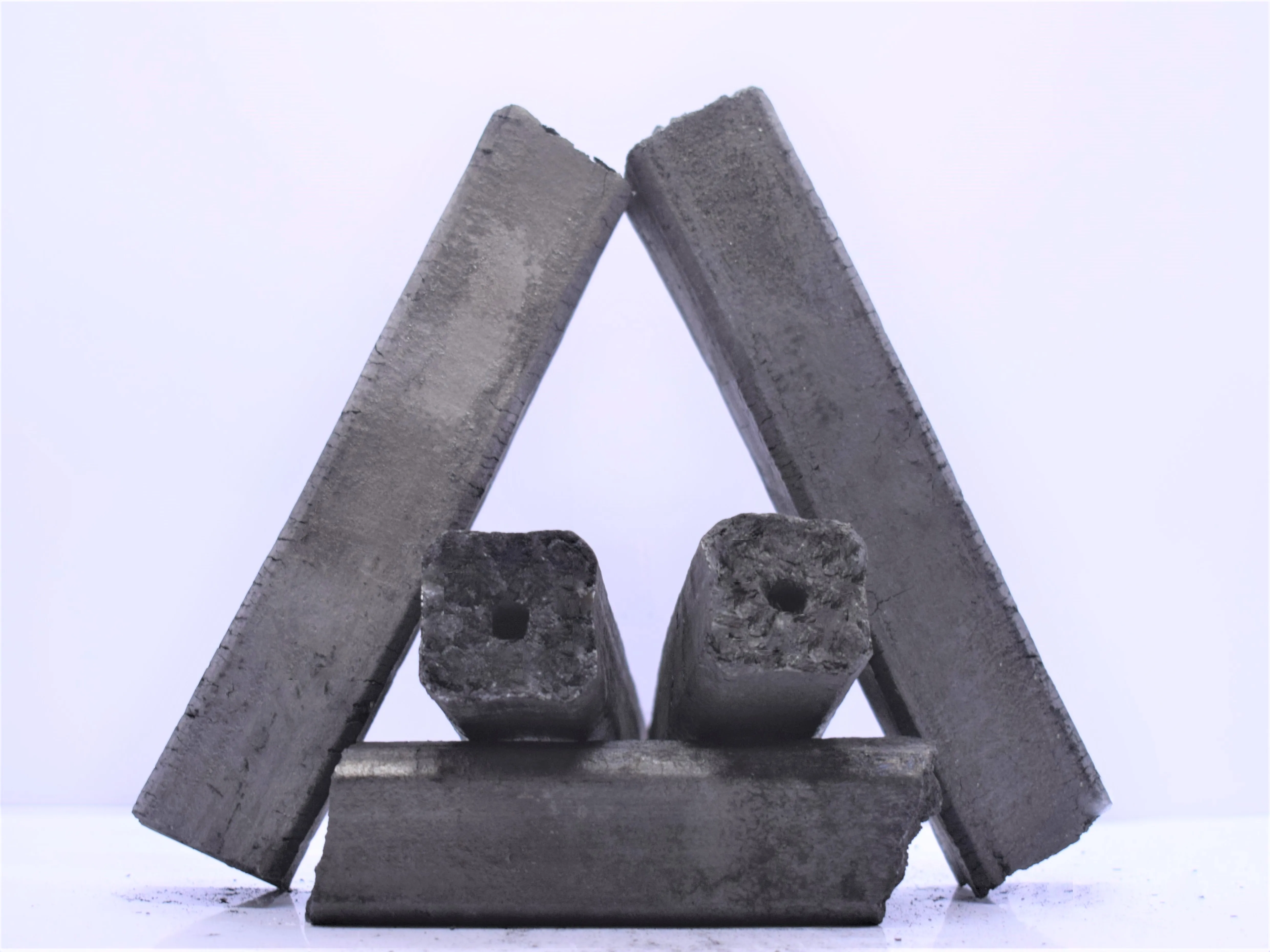 Оптовая продажа 100% натуральные опилки древесный уголь из твердой древесины длительное горение для продажи Вьетнама