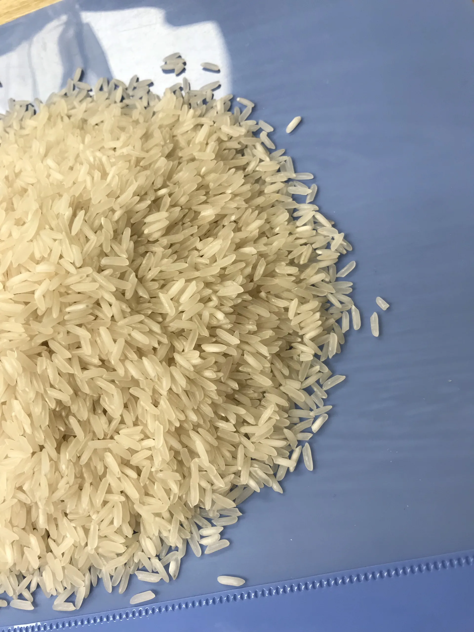 Еженедельный объем экспорт 20 футов контейнер 5% соотношение сломанности Sortex полировка Длиннозернистый белый ВЬЕТНАМСКИЙ РИС OM5451