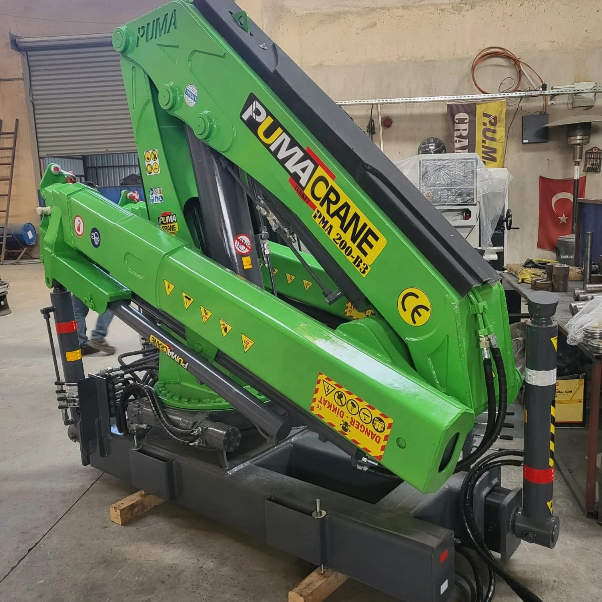 PUMACRANE Truck mounted crane