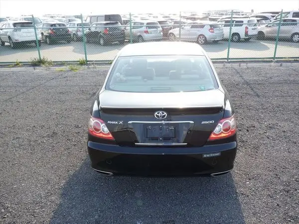 Used Toyota Mark X car with delicate and beautiful appearance