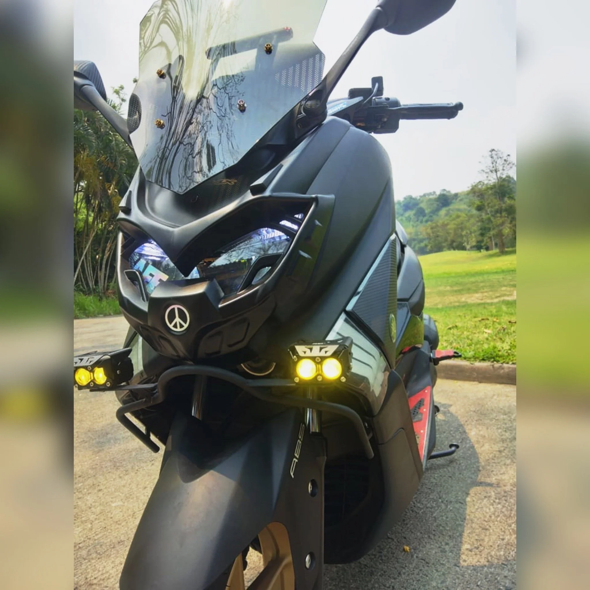 2021 New LED Motorcycle Dual Color Driving Light 40W LED Headlight Driving Moto Spotlight Auxiliary Light