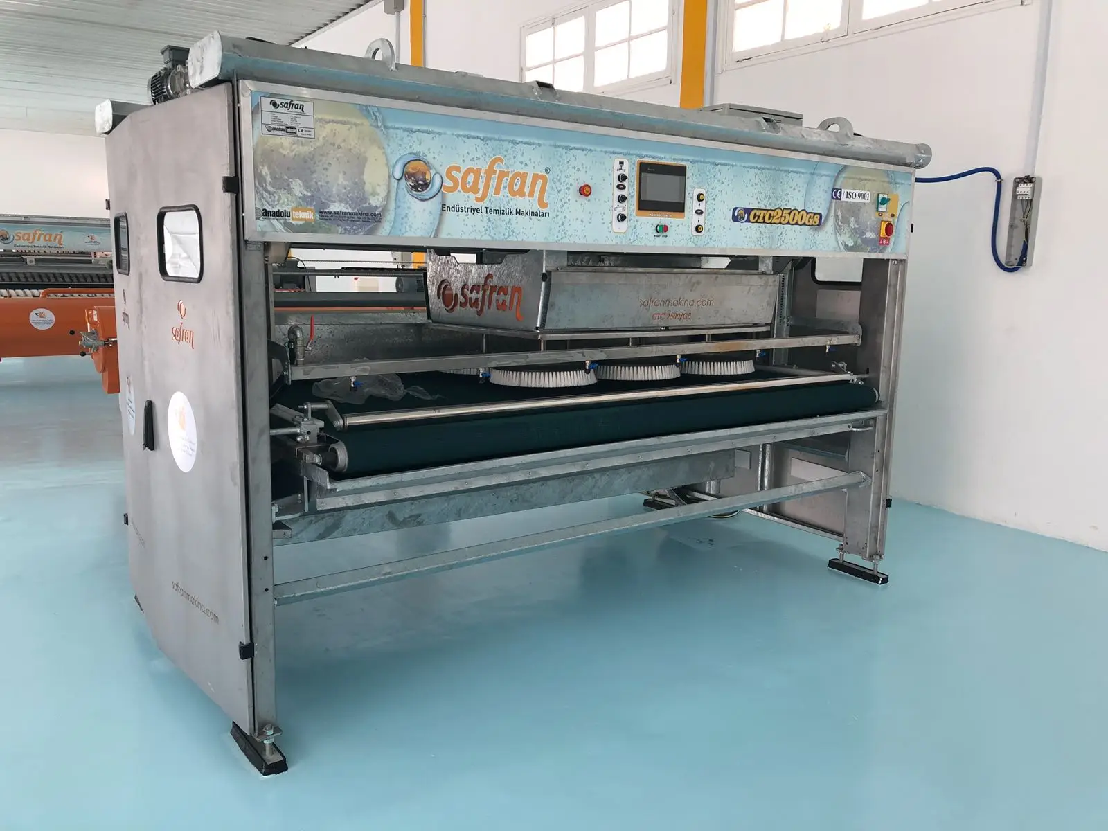  Автоматическая машина для чистки ковров