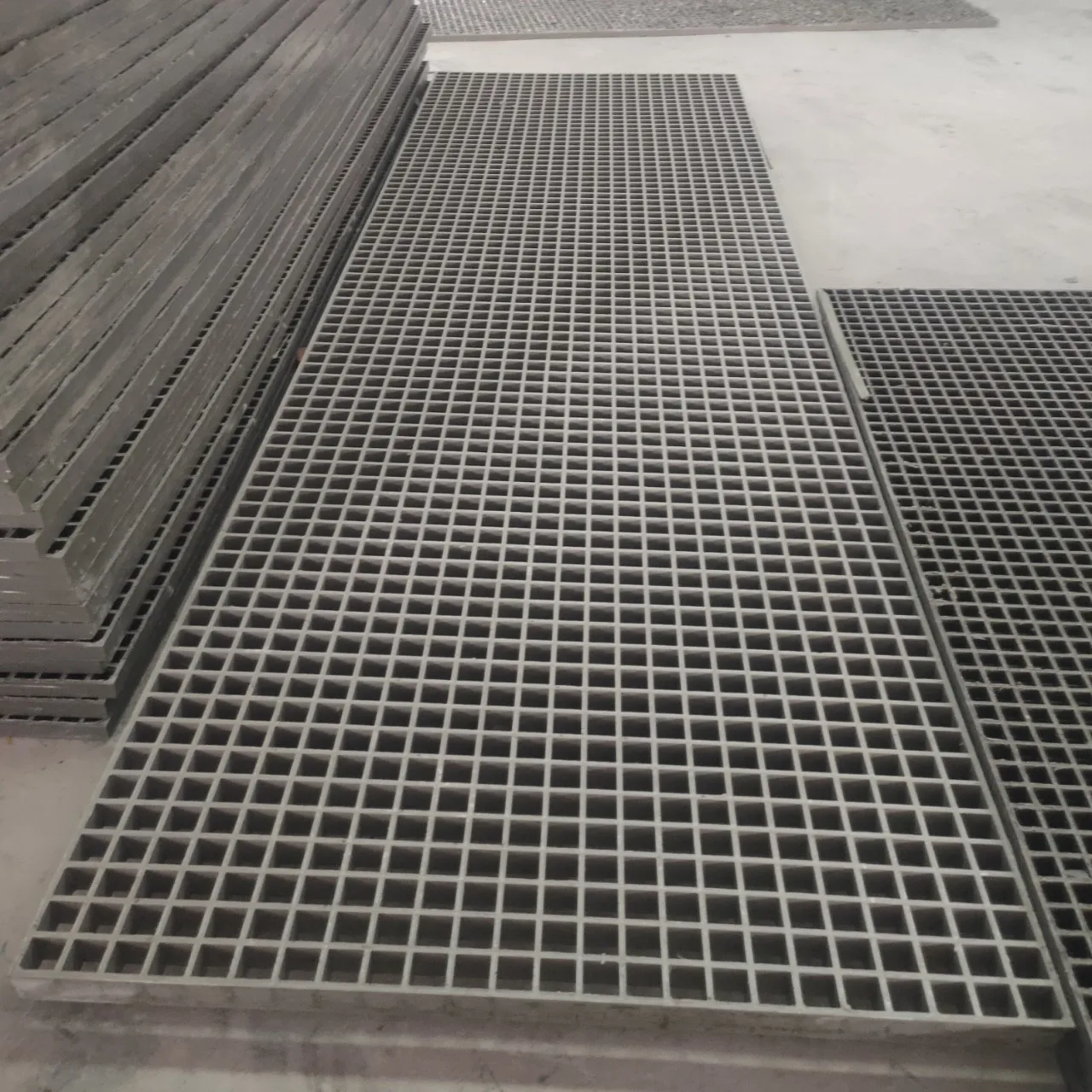 Цветная огнестойкая кислотоустойчивая формованная композитная решетка FRP серого цвета
