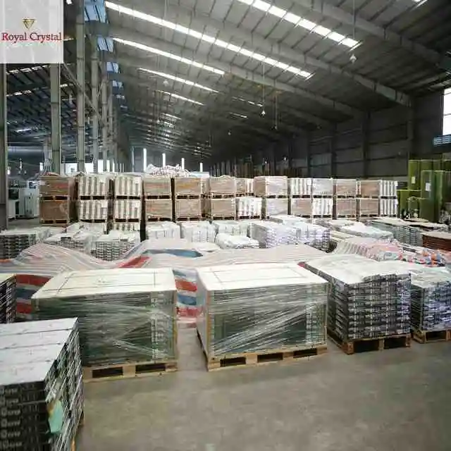 100% pure vinyl Vietnamese SPC Flooring Manufacturers Wear Resistant for Home and Commercial All Bevel Available Soft Padding