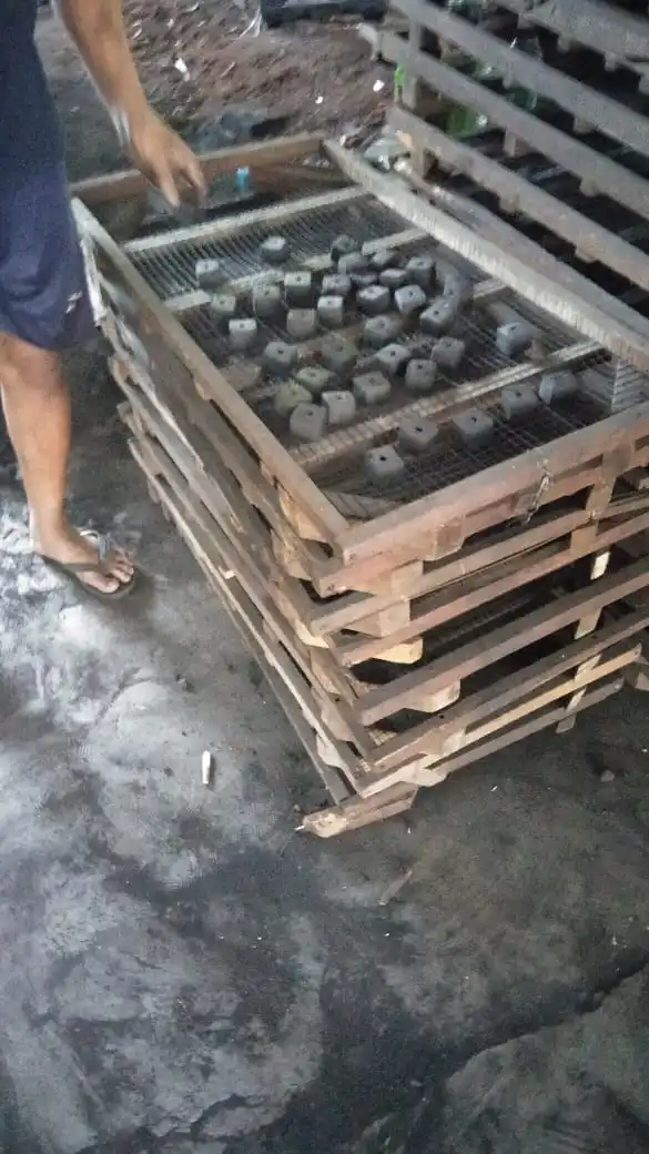  Кокосовая Скорлупа деревянный куб индонезийский превосходный Premiun среднее качество древесный уголь Брикеты брикеты