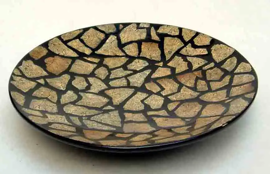 
Round lacquer plate with egg-cell finishing, Vietnam handicrafts, suitable for home-decor, tableware, houseware, kitchenware. 