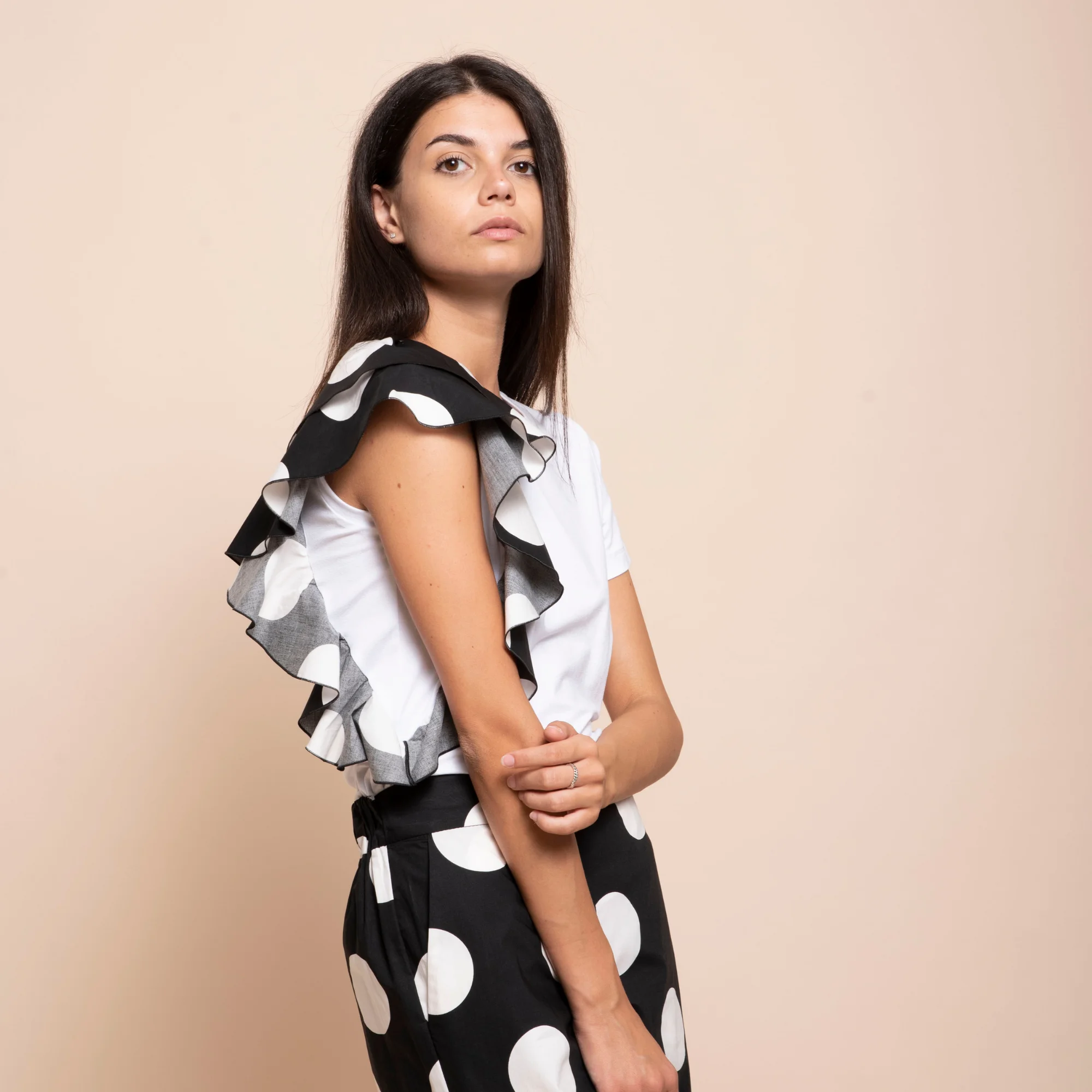 best quality Italian short sleeve crew neck tshirt with double rouge pois on the side in contrast , for day