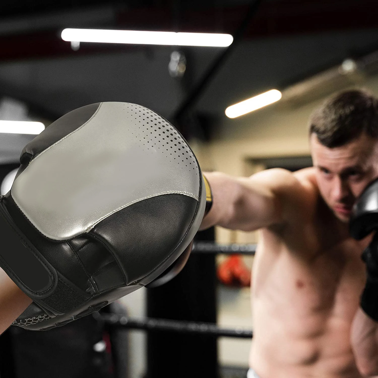 2022 Boxing Pads MMA Focus Mitts Adjustable Strap Hook Great for Punching Training