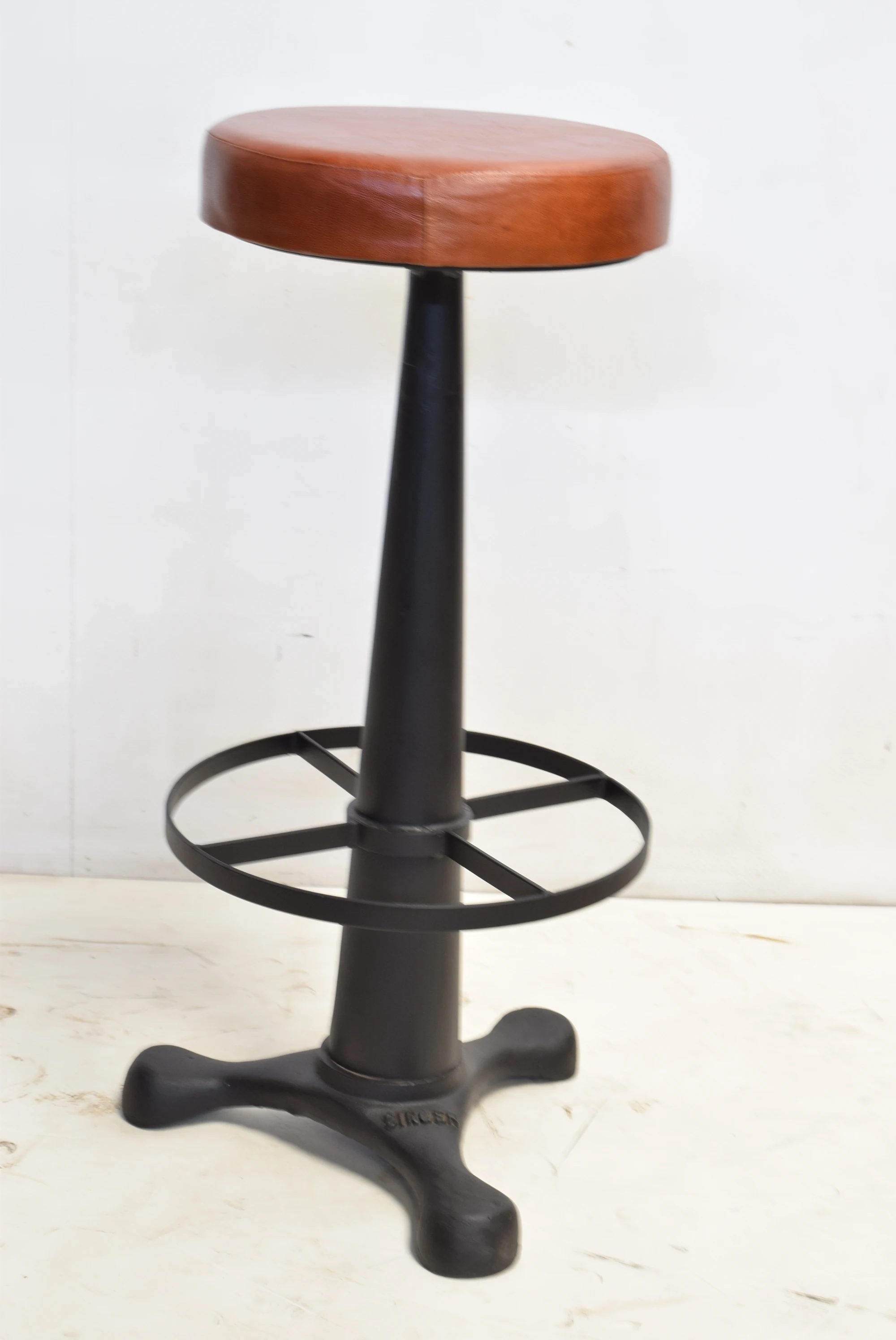 High Quality Industrial Furniture Genuine Leather Seat Cast Iron Base Bar Stool for Home Bar Hotel at Best Price for Living Room