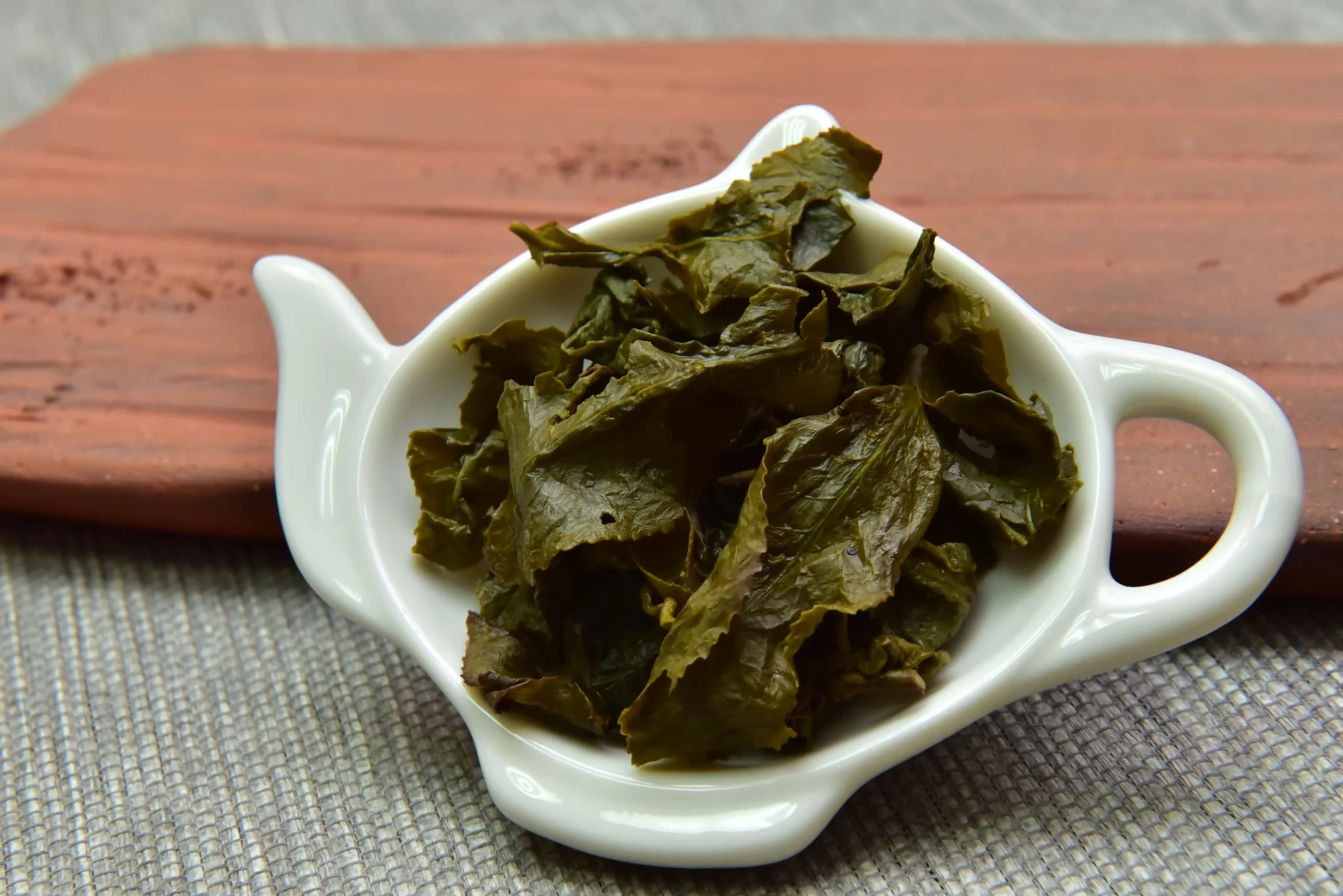 Taiwan Dongding oolong tea loose leaf ball 75g per jar high mountain oolong tea bag high quality wholesale OEM ODM