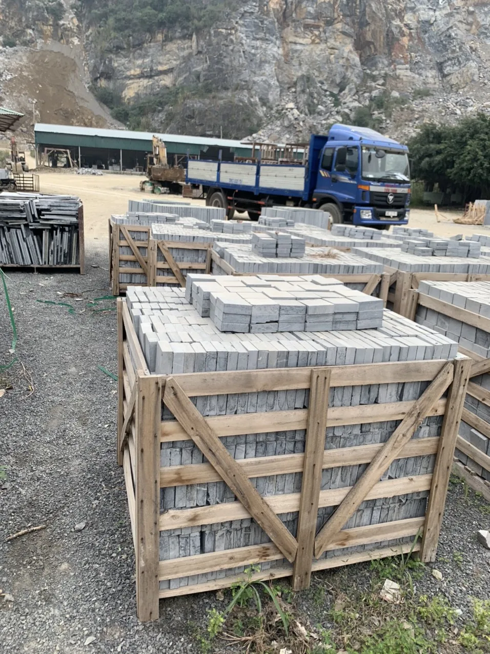 Эластон Вьетнам-это блок специализирующийся на поставке продуктов из известняка синего цвета используемых в плиточной обработке с множеством разнообразных