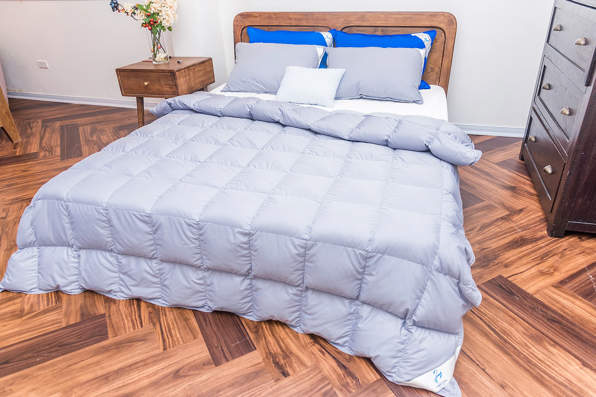 VIETNAM  DOWN QUILT - GOOSE DOWN SORT, LIGHT AND WARN  MULTI- COLORED  COMFORTER