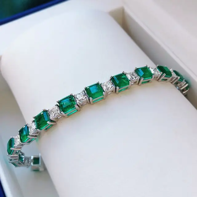 Женский браслет из серебра 925 пробы с изумрудами