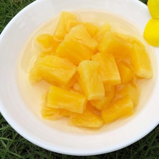 Супервкусные дешевые вьетнамские тропические консервированные фрукты OEM королевские ананасы/куски в легком сиропе