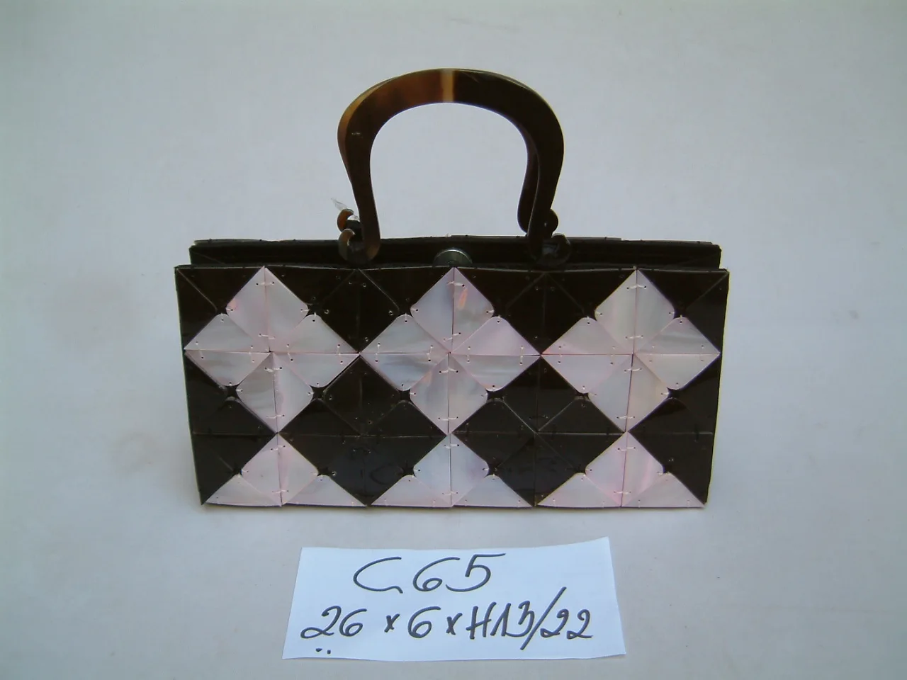 
Shell handbag with many designs 