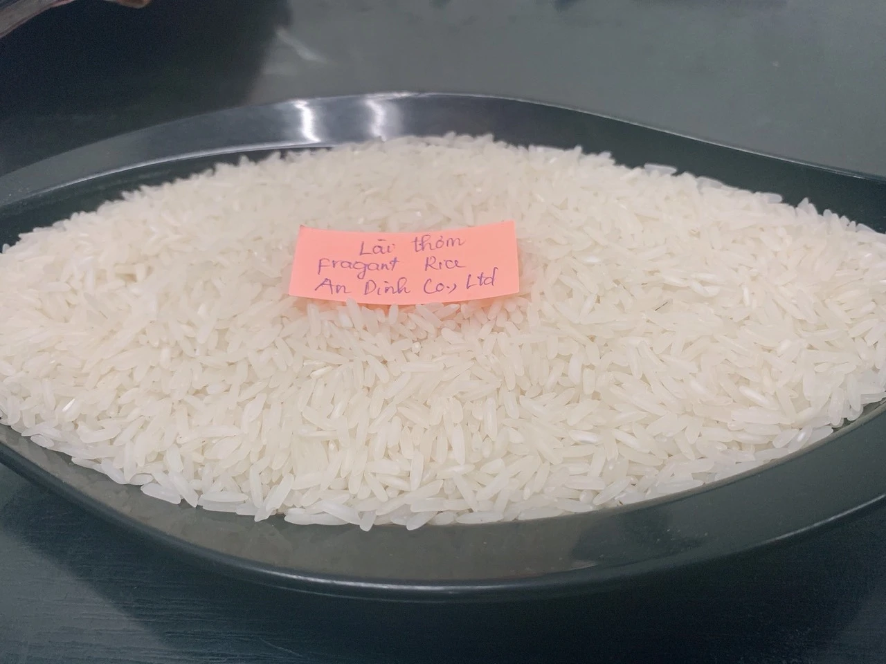 Самый продаваемый продукт ароматный рис-специальный рис сделанный во Вьетнаме также известный как jasmin 5% сломанный лучшее качество