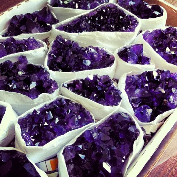 Мощные Аметистовые маленькие камни плоские