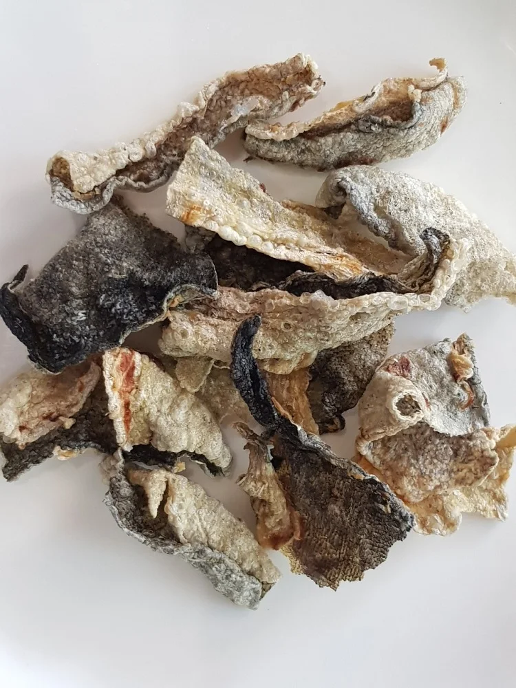 Питательная рыба закуска с ароматом Тома Ням Ароматизированная низким содержанием жира острая настоящая хрустящая кожа трески от Hola из Таиланда