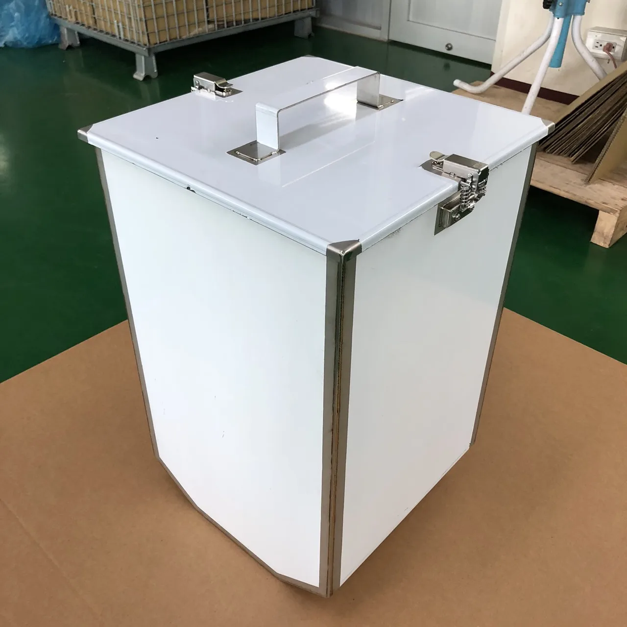 Turning and milling machine water and oil transport vehicle-oil tank with top