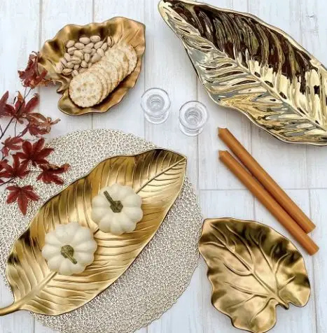 Классический поднос для еды и тарелки из серого металла с элегантным дизайном листьев идеально подходит гостиничного стола