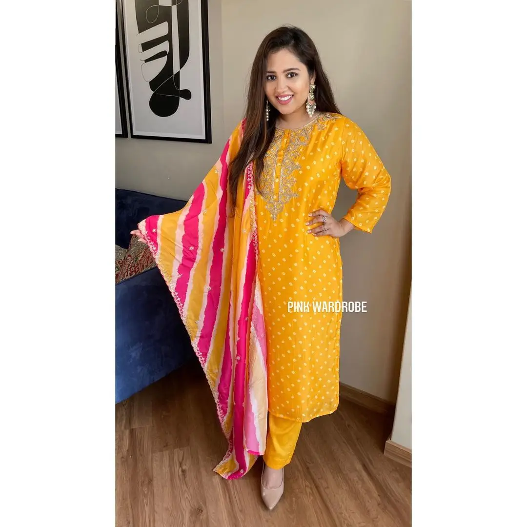 New Modern Beautiful Handcrafted Embroidery on Kurta Solid Pant Pajama with Leheriya Style Dupatta Traditional Indian Made