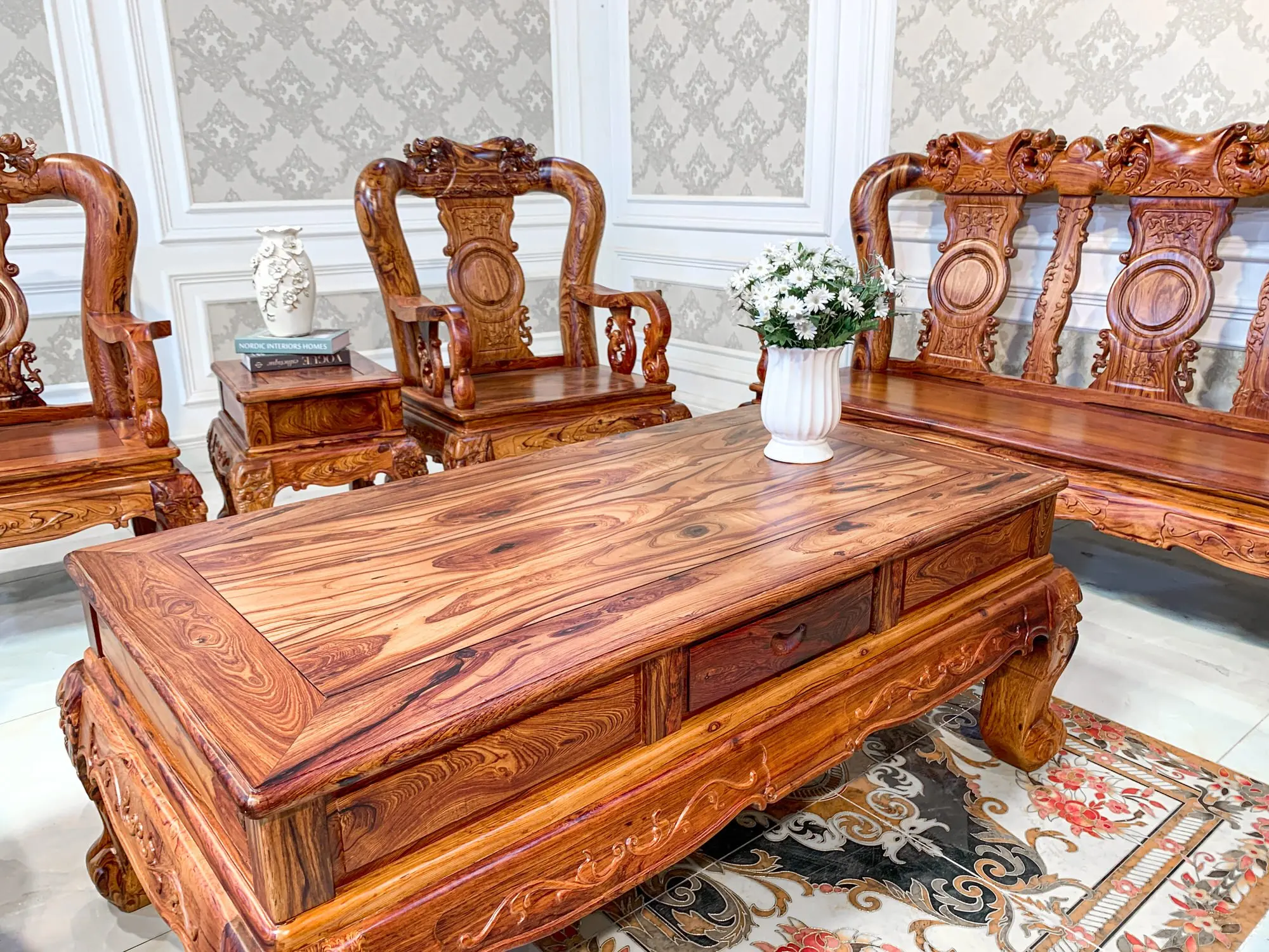 Table and chairs carved with rosewood peach