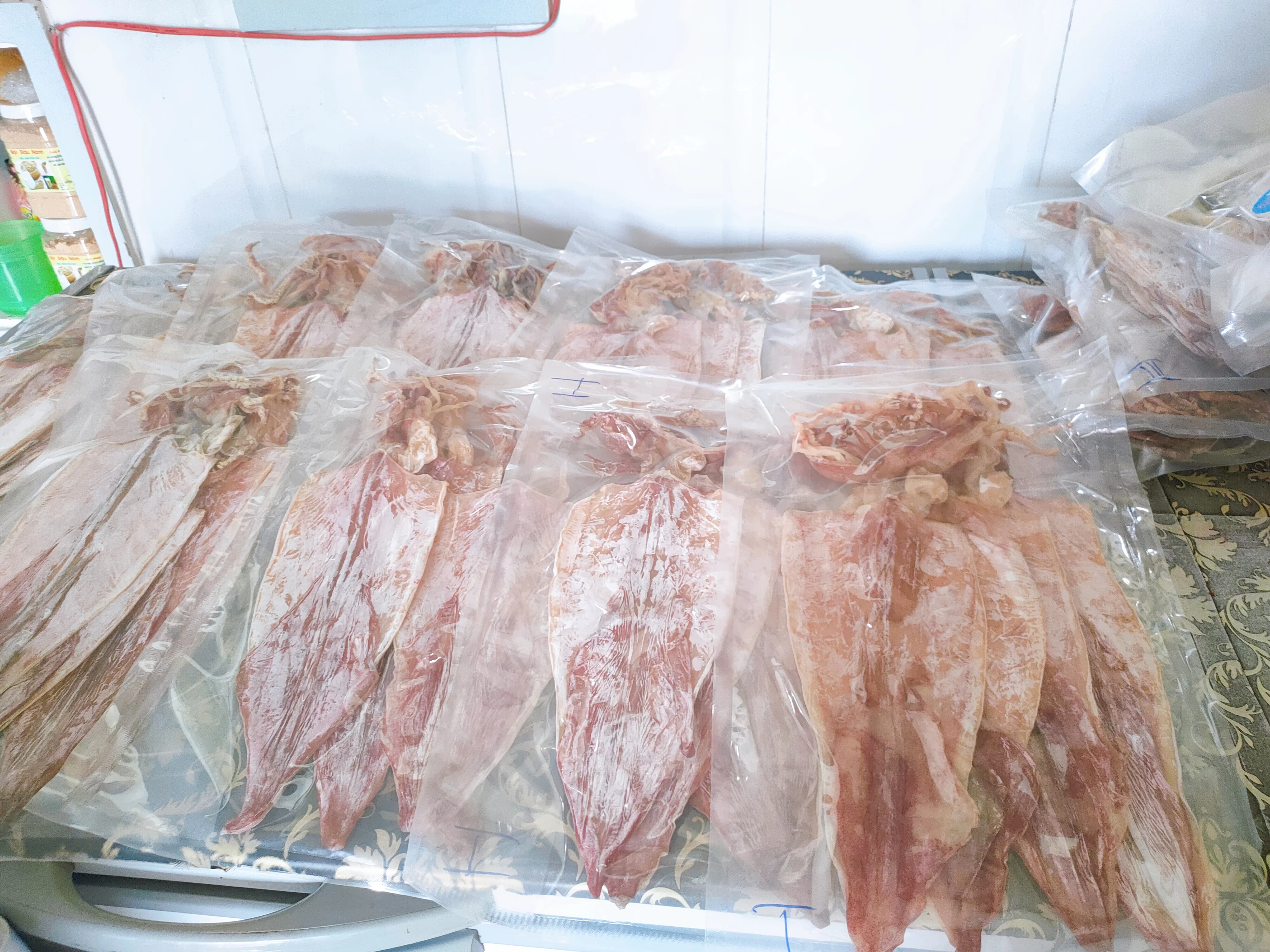 Качественный сушеный кальмар 8-10 штук/кг во Вьетнаме