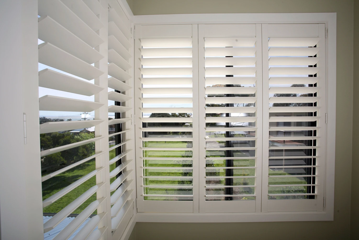 European Style Modern Design Door Window Movable Louver Wooden Plantation Shutters with