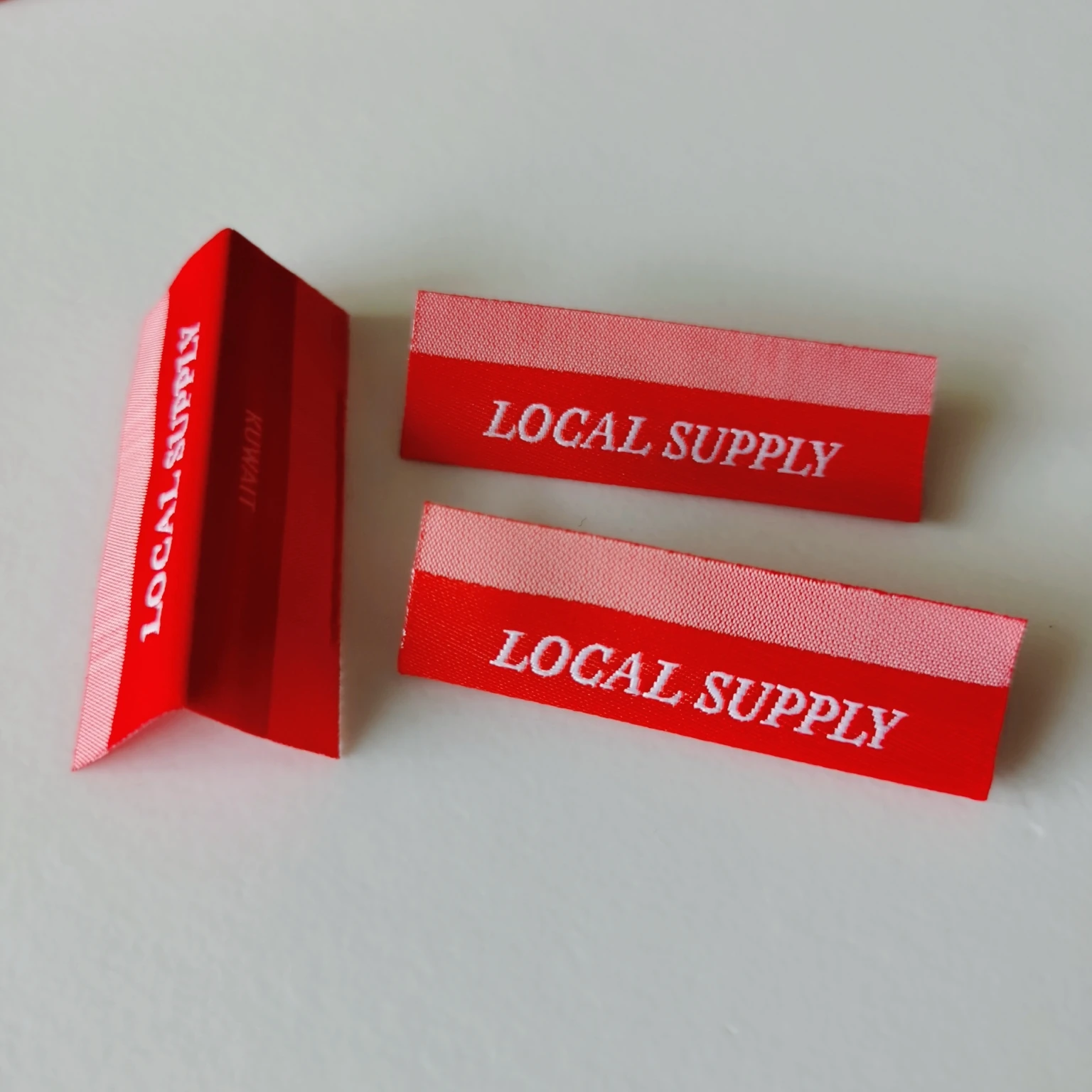 100 шт. 19 9 долларов США Заводская дешевая цена логотип на заказ Дамаск тканые этикетки для одежды и ткани