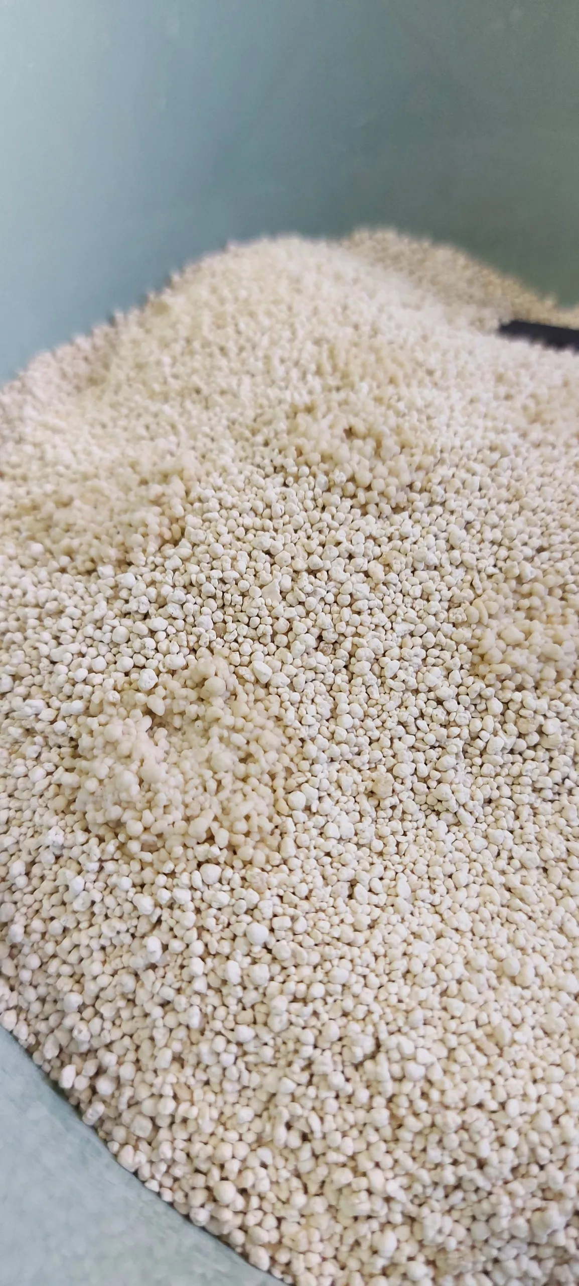 ECO FRIENDLY CAT LITTER BENTONITE CLUMPING CASSAVA CAT LITTER