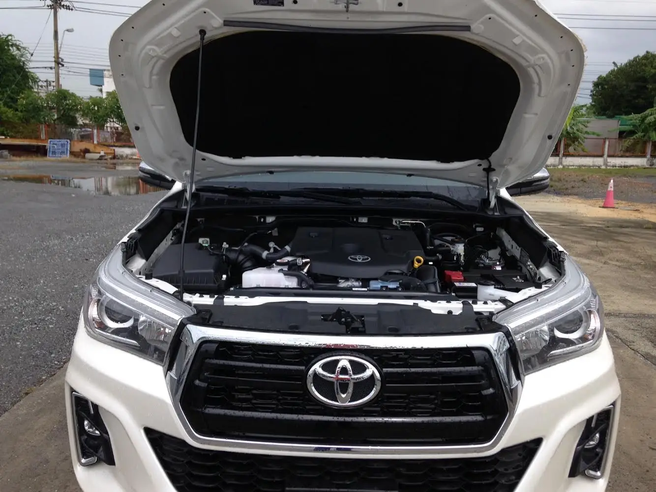 100% GOOD Pickup Truck for sale Toyota Hilux diesel pickup 4x4 in New Cars in stock