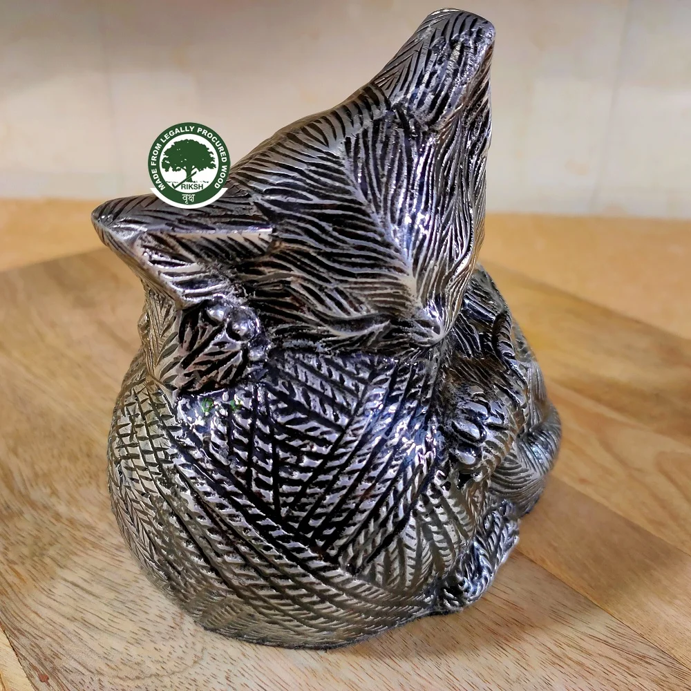 Оживленная латунная урна для кошек