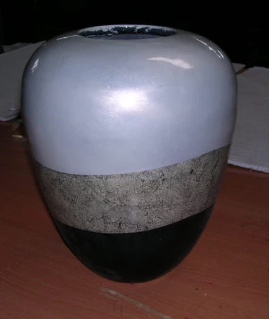 
Lacquer ceramic vase with three-tone colour 