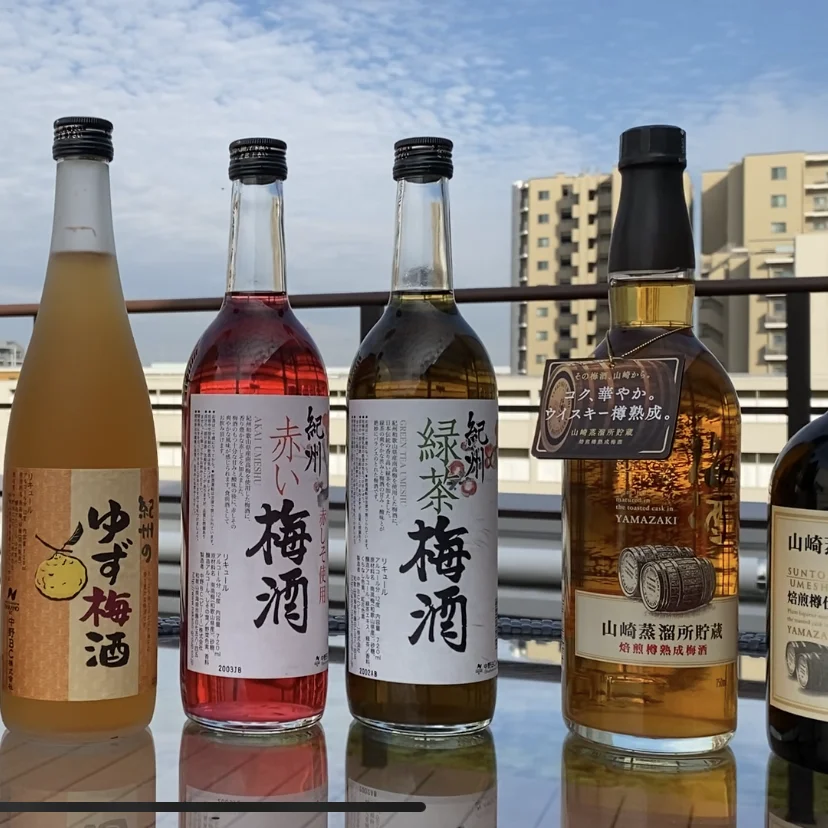 Большой выбор высококачественного свежего вина в форме сливы с различными вкусами