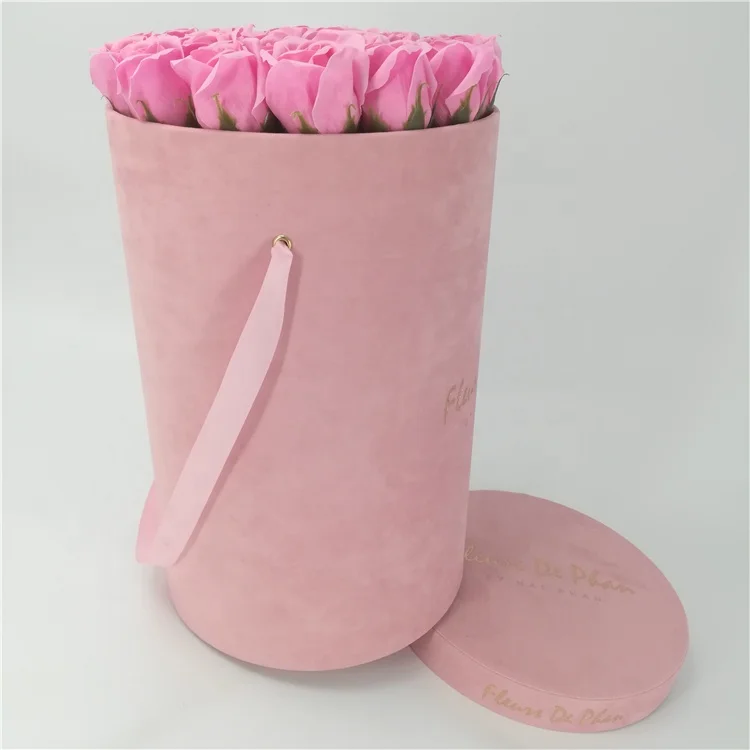 Pretty velvet boxes for flower packaging