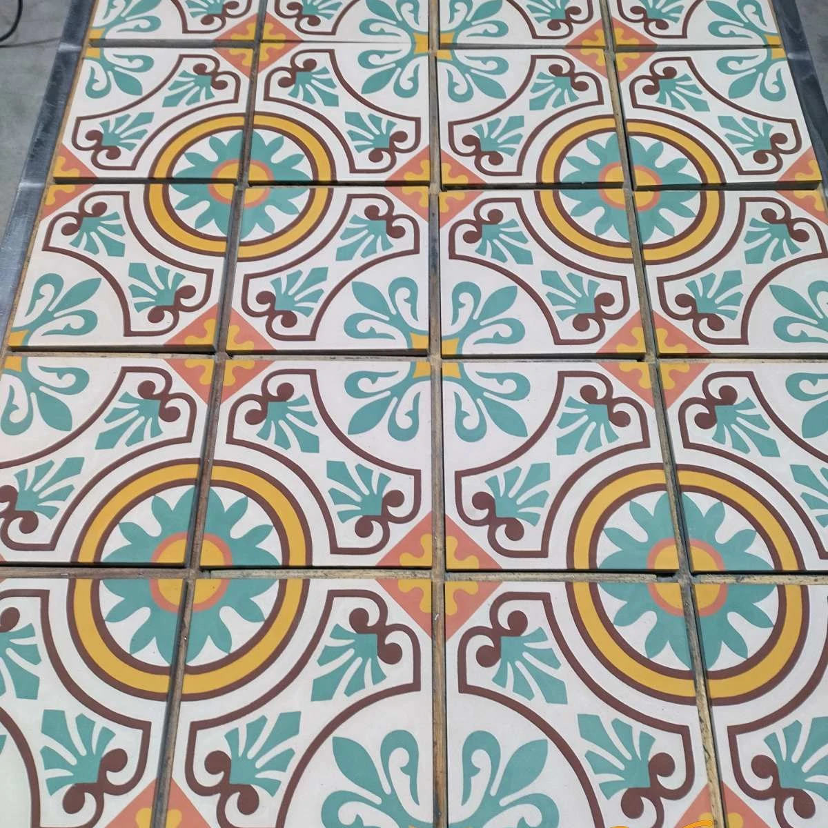 
 Стена кухни с цементной плитой ручной работы  