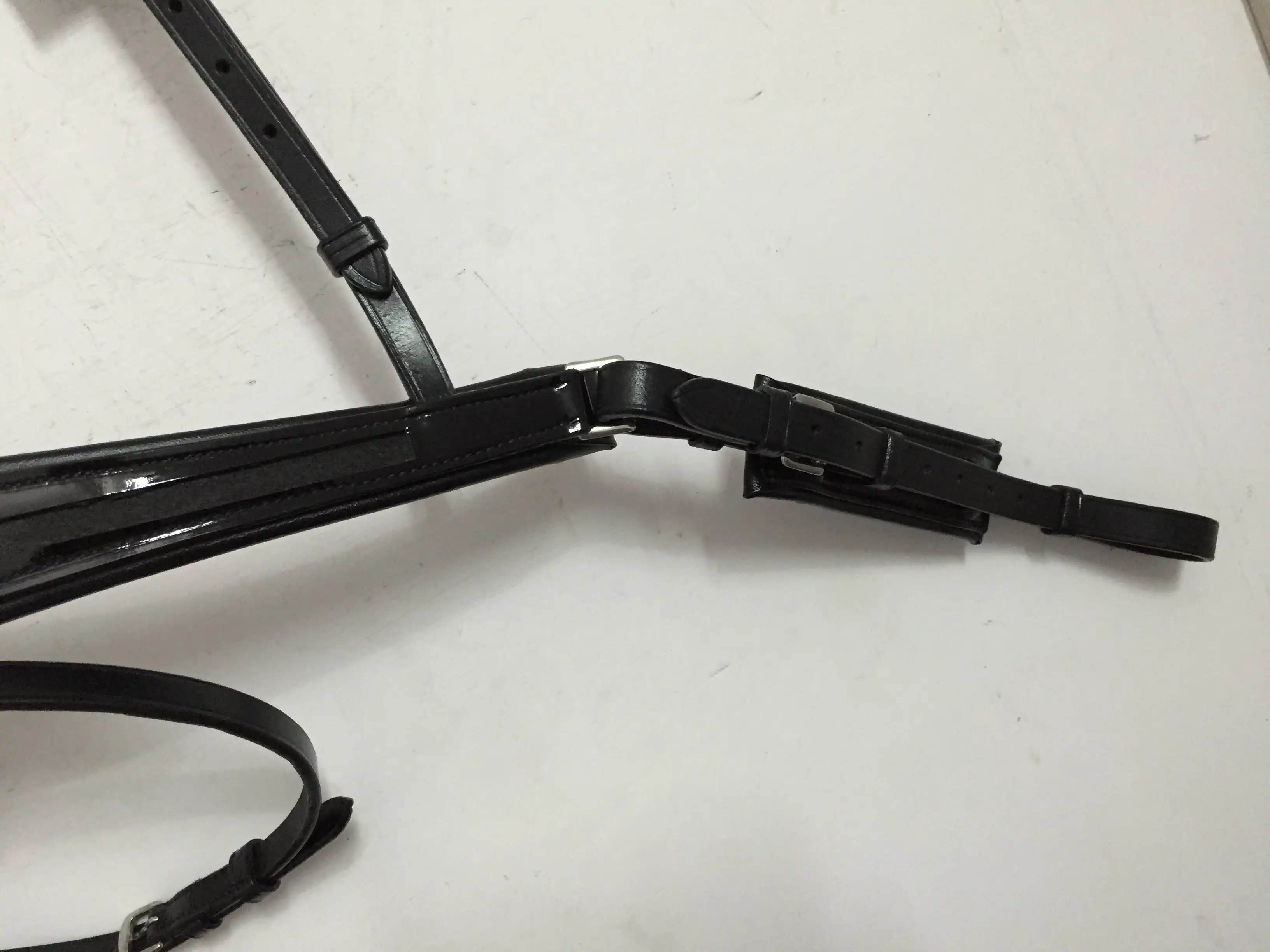 LUXURY FASHIONABLE HORSE EMPTY CHANNEL CONIC NOSE BAND WITH PATIENT LEATHER ON AND SWEDISH CLOSURE