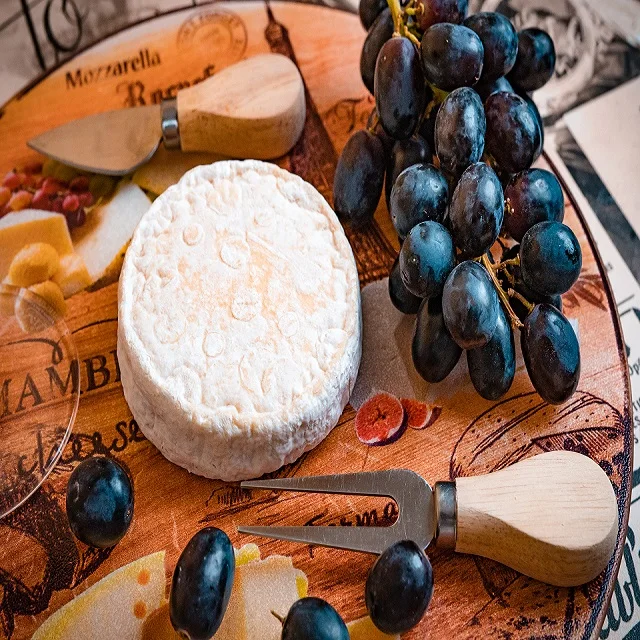 Натуральный сыр из России Belper Knolle (Швейцарский Сыр с чесноком и травами);-Camembert; - Cuchotte