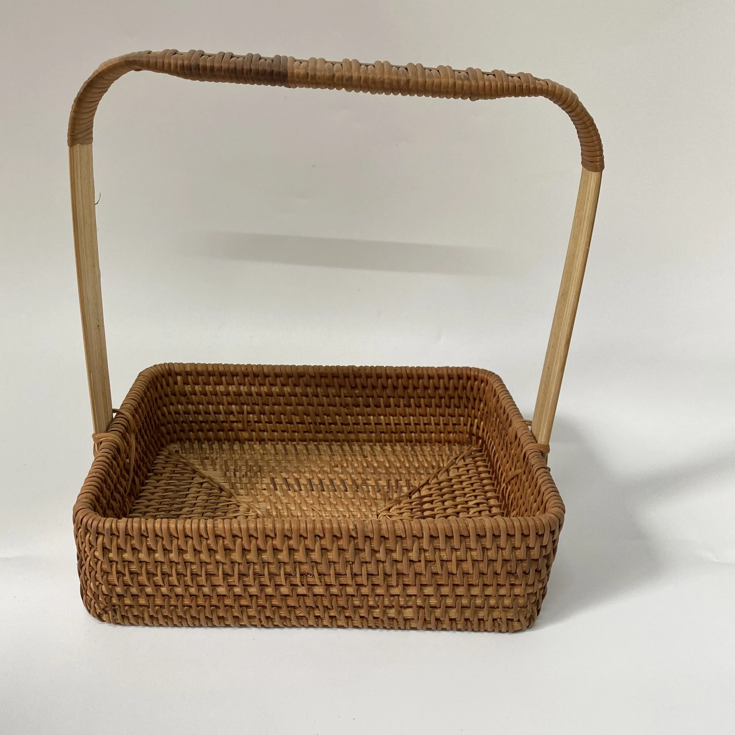 Wicker Hamper Basket Eco friendly Christmas Hamper Basket Sustainable Rattan Basket with Handle for Storage Food Drink