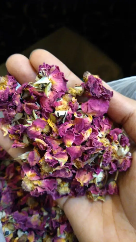 Сушеные красные бутоны роз и сухие красные лепестки роз